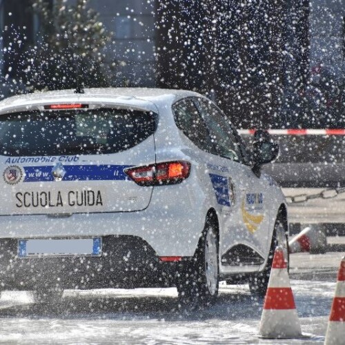 Lezioni di sicurezza alla guida per gli studenti di Valenza