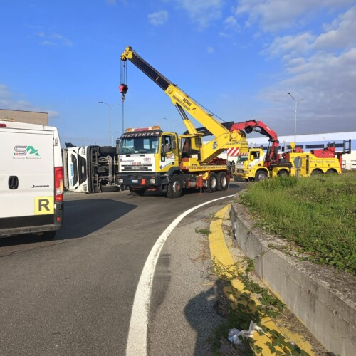 Tir si ribalta tra Serravalle e Cassano