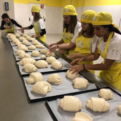 Gli aspiranti chef dell’Enaip sempre più vicini ai deboli: pane e piatti per la mensa dei poveri