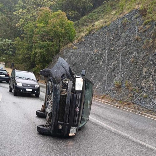 Auto cappottata a Carrosio: nessuna conseguenza per l’autista