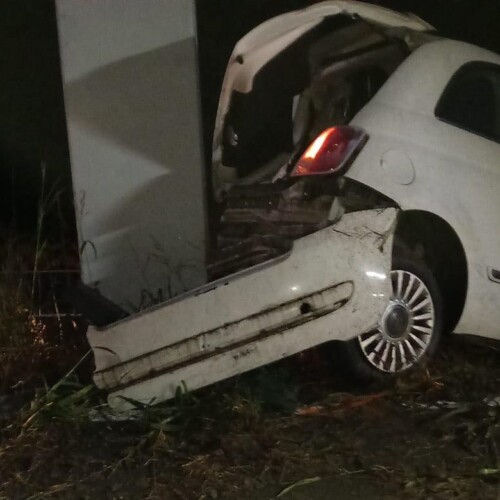 Incidente a Valenza, perde il controllo dell’auto e sbatte contro un palo: solo ferite lievi per la conducente
