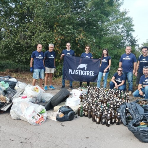 Rifiuti abbandonati al quartiere Cristo: i volontari di Plastic Free tra televisori, materassi e oli esausti