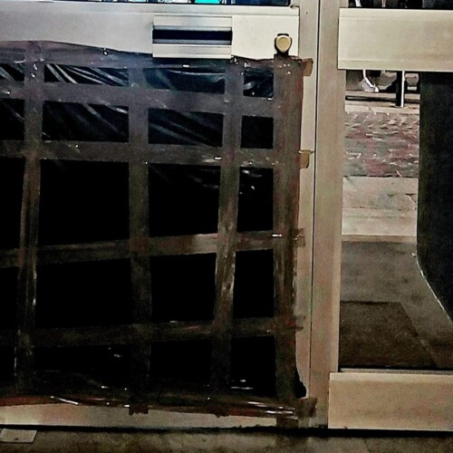 Sfondata la porta a vetri di un condominio in via Trotti: l’amarezza di un alessandrino