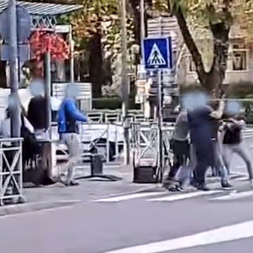 Cazzotti e sedie che volano: sui social il video di una scazzottata in pieno centro a Ovada