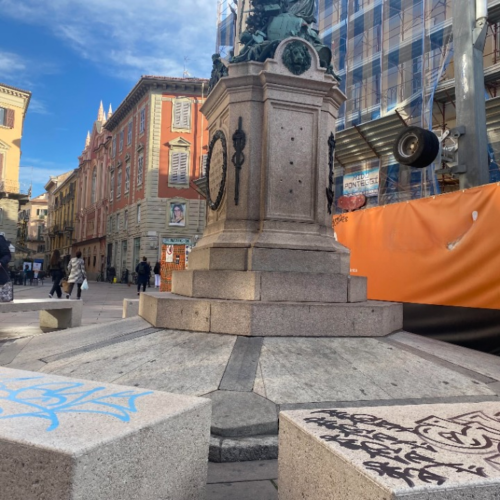 Imbrattate le panchine attorno all’obelisco in piazzetta della Lega ad Alessandria