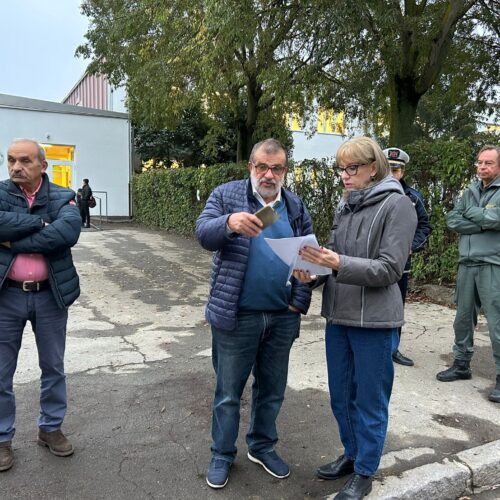Traffico davanti alla scuola Ferrero: a breve nuova segnaletica e la presenza degli agenti di Polizia Locale