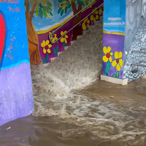 Acqua come un fiume a Milano nella stazione Garibaldi