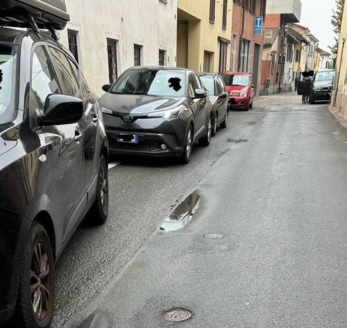 In via Rettoria auto nel passaggio pedonale e chi va a piedi costretto a passare in mezzo alla strada