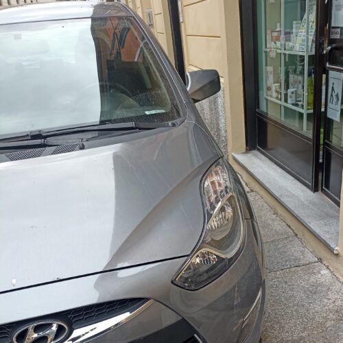 Parcheggi selvaggi: anche in via Ghilini auto sbarra l’ingresso di un negozio