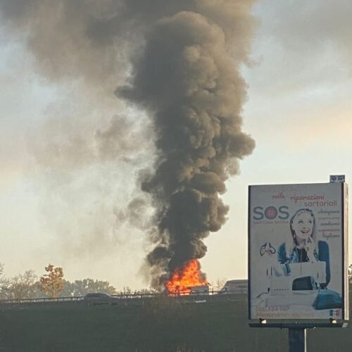 Mezzo a fuoco sulla A21-A26: traffico ripreso