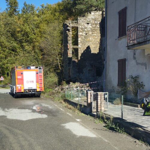 Muri pericolanti a Varzi: l’intervento dei Vigili del Fuoco