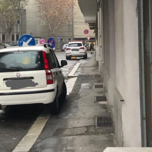 Soste selvagge sui marciapiedi a due passi da piazza Garibaldi