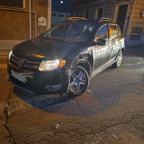 Tampona un’auto e poi fugge via