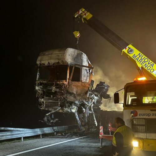 Mezzo pesante ribaltato sulla A21 questa notte: le immagini delle attività di soccorso