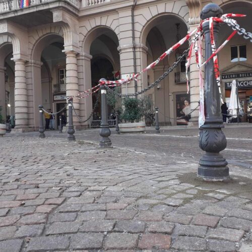 Rimessi a posto i paletti abbattuti davanti al Comune di Alessandria