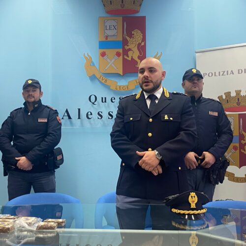 In manette spacciatore sorpreso dalle Volanti con un kg di hashish