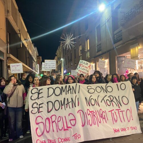 Alessandria fa rumore per Giulia e contro il patriarcato che cresce figli che non lasciano camminare da sole le donne