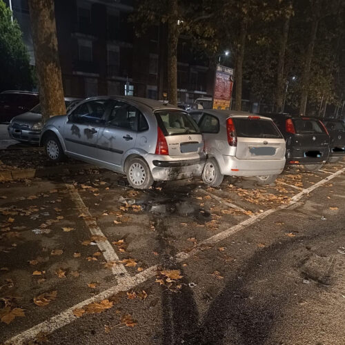 Auto finisce contro mezzi in sosta: molti danni