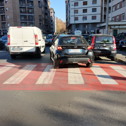 Traffico bloccato, smog e pericoli per accompagnare “i nostri figli fin dentro gli edifici: è ora di affrontare il problema”