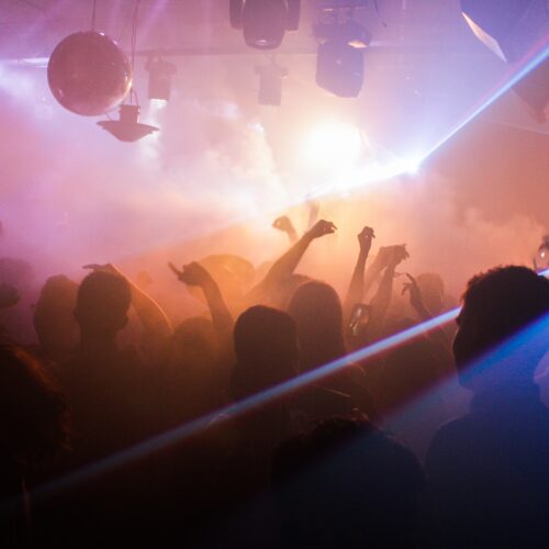 “Per ore” in coda davanti alla discoteca. L’attesa da “incubo” rovina la festa di Halloween “anche a chi aveva già il biglietto”