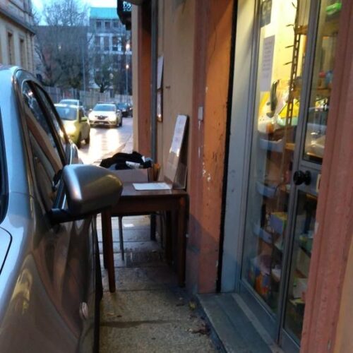Parcheggi talmente selvaggi da ostacolare l’accesso nei negozi