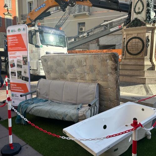 Un divano, un materasso e una vasca in piazzetta della Lega per scoraggiare gli incivili