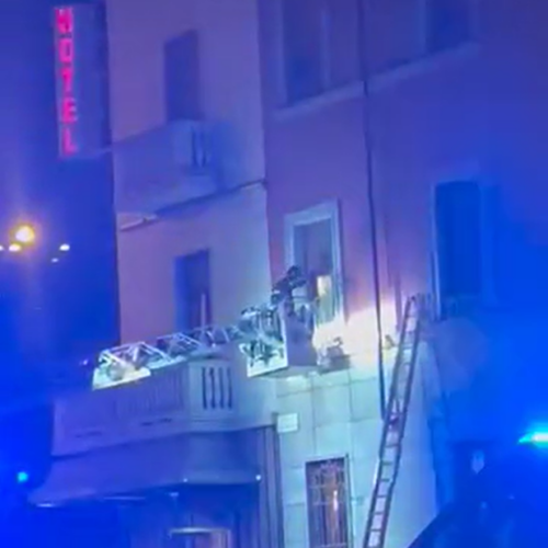 Chiama sostenendo di essere minacciato poi si barrica in albergo: la lunga e decisiva azione di Polizia e pompieri