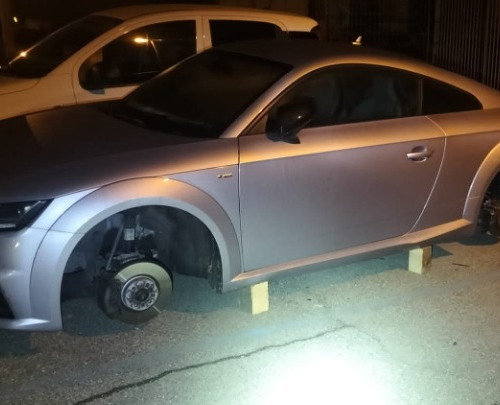 Un’altra auto senza ruote ad Alessandria: la segnalazione al parcheggio Tiziano