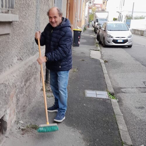 Via le erbacce davanti a casa, il buon esempio dell’alessandrino Nello: “L’ho sempre fatto”