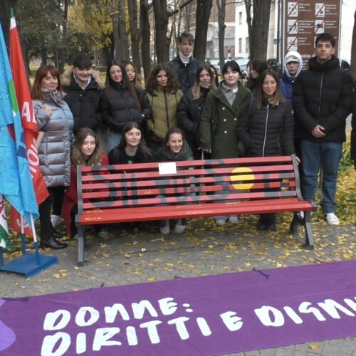 “Sii il tuo sole”: ad Alessandria un’altra panchina rossa contro i femminicidi e un minuto di rumore per Giulia