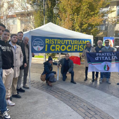 In piazza Santo Stefano il gazebo di Fratelli d’Italia per il restauro dei crocifissi danneggiati