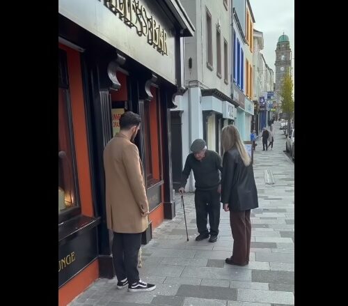 Girato con un telefono e con un budget risicato. Lo spot natalizio di un pub irlandese commuove il mondo