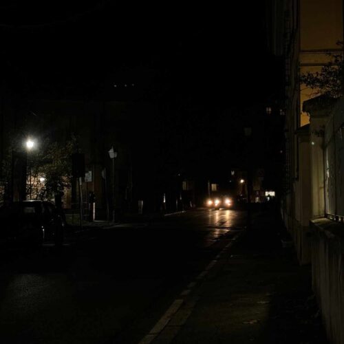 A Tortona via Galilei spesso è buia, una cittadina: “Porto lo spray al peperoncino per sicurezza”