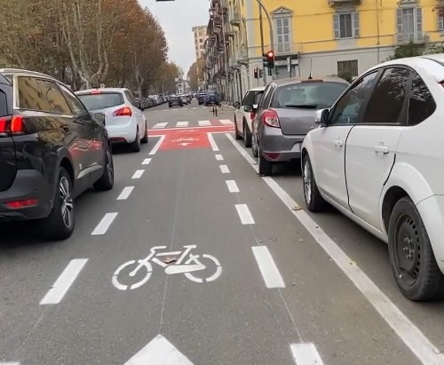 Andare in bici ad Alessandria tra corsie ciclabili e case avanzate: il video del vicepresidente Fiab