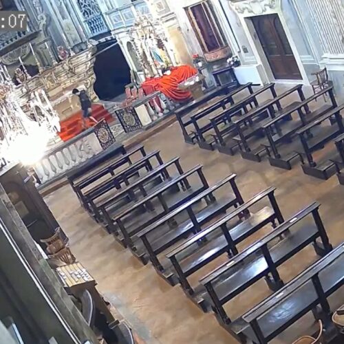 Espulso dall’Italia il responsabile del danneggiamento di tre crocifissi ad Alessandria: il video