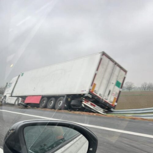 Mezzo pesante fuori strada sulla a21 a Casteggio