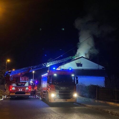 Incendio agli Orti: fiamme spente all’alba e casa inagibile