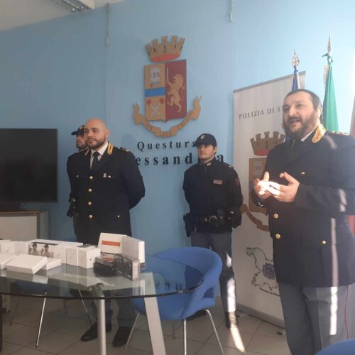 Voleva vendere auricolari e cellulari falsi nel parcheggio del centro commerciale Panorama: arrestato