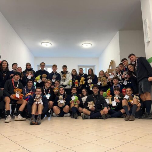 Peluches sulle panchine per promuovere la pace e scacciare le paure: l’iniziativa degli Scout alessandrini