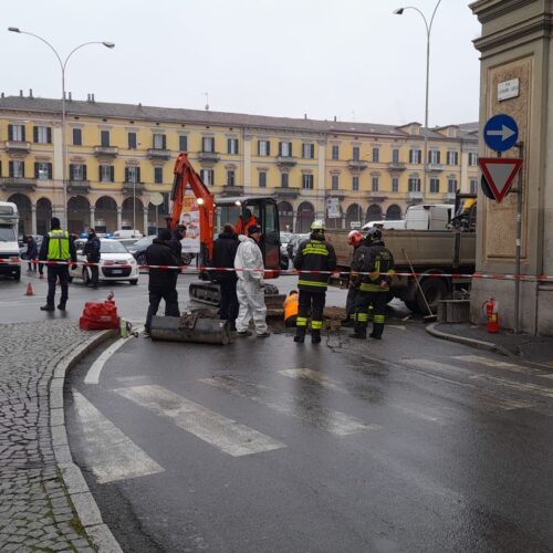 Fuga gas in piazza Garibaldi: l’intervento dovrebbe chiudersi entro fine pomeriggio