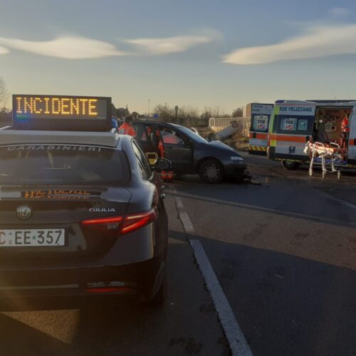 Incidente a Solero. Auto si ribalta dopo impatto con altra vettura. Tratto riaperto