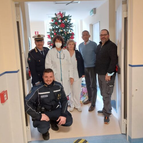 Il dolce pensiero della Polizia Municipale di Novi. Doni per i “mini vigili” e per i bambini ricoverati in ospedale  