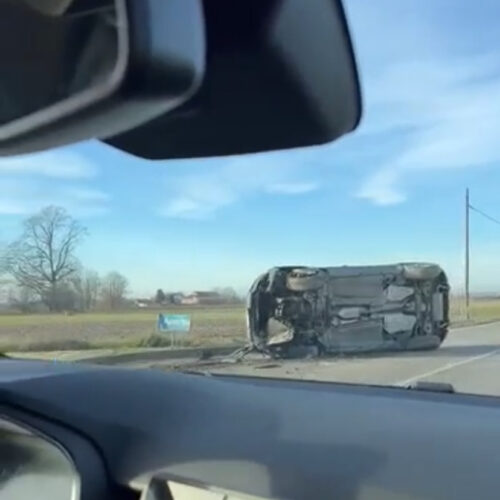 Auto ribaltata sulla strada per Casal Cermelli: traffico rallentato