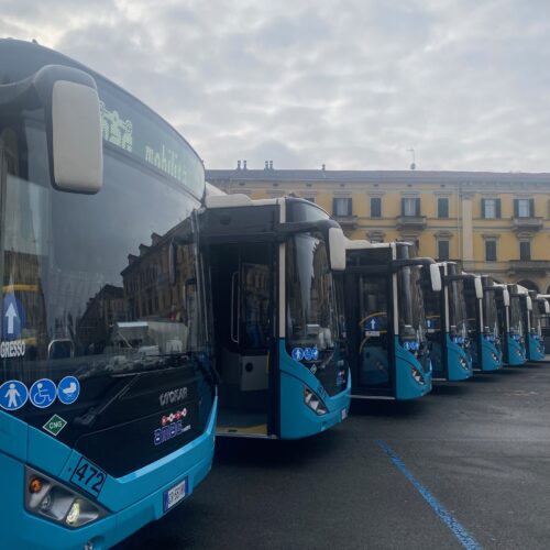 Otto nuovi bus a metano per Amag Mobilità: “Entro il 2026 completeremo la transizione green del parco mezzi”
