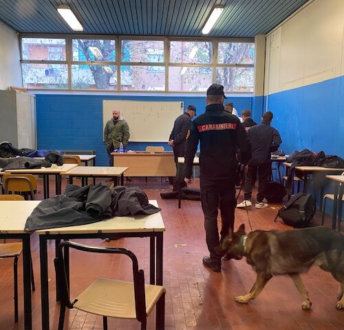 Controlli antidroga nelle classi a Novi. La collaborazione tra scuole e Carabinieri per “educare alla legalità”