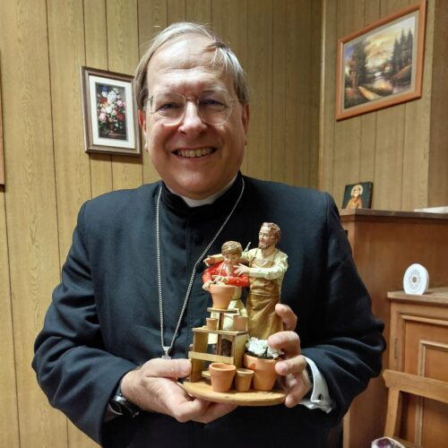 La nuova statuina della Coldiretti donata ai Vescovi: il maestro e l’apprendista