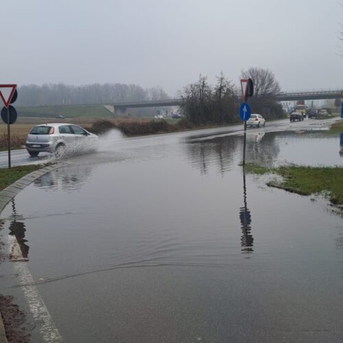 Perdita d’acqua vicino a Rondò Cairoli a San Martino Siccomario: esperti al lavoro