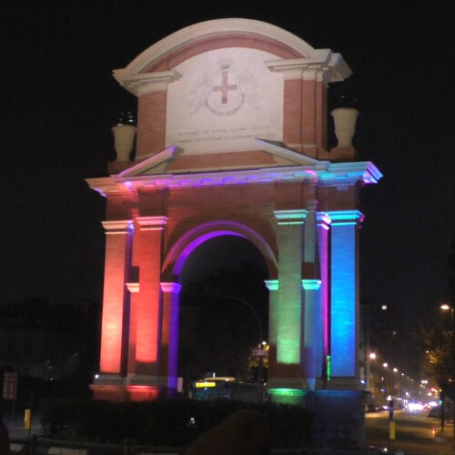 Ad Alessandria l’arco di via Dante colorato con giochi di luce, “simbolo di speranza e resilienza”
