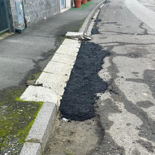 Via del Coniglio, un alessandrino contro la copertura delle buche: “Una presa in giro, problema non risolto”
