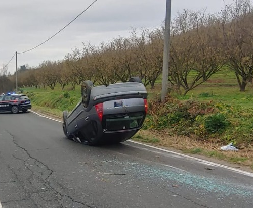 Auto si ribalta lungo la strada provinciale a Ozzano. Lievi ferite per il conducente